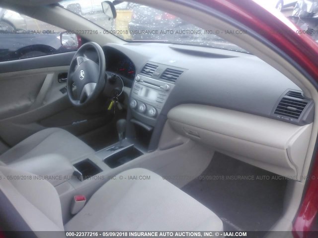 4T4BF3EK5AR080555 - 2010 TOYOTA CAMRY SE/LE/XLE RED photo 5