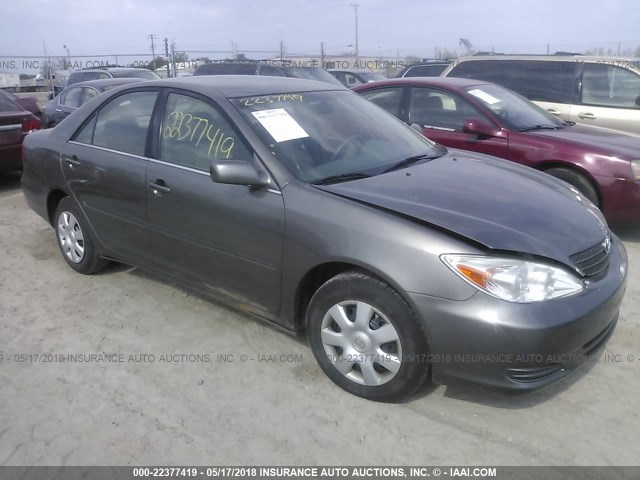 4T1BE32K62U628307 - 2002 TOYOTA CAMRY LE/XLE/SE ნაცრისფერი ფოტო 1