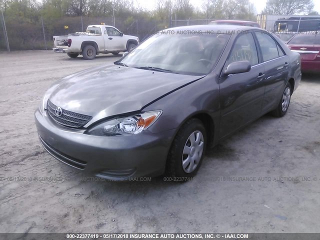 4T1BE32K62U628307 - 2002 TOYOTA CAMRY LE/XLE/SE ნაცრისფერი ფოტო 2