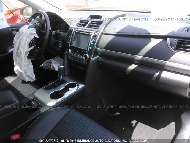 4T1BF1FK8EU794912 - 2014 TOYOTA CAMRY L/SE/LE/XLE 灰色 照片 5