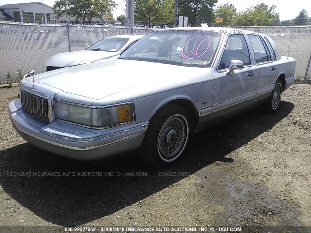 1LNLM83W8PY765710 - 1993 LINCOLN TOWN CAR CARTIER SILVER photo 2