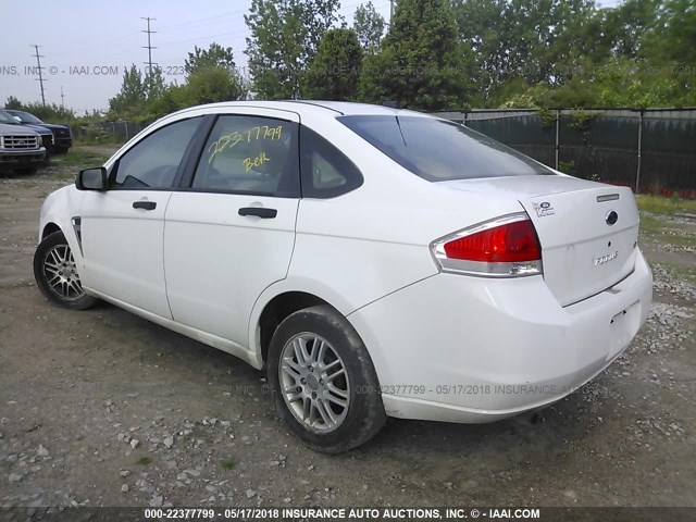 1FAHP35N88W145032 - 2008 FORD FOCUS SE/SEL/SES WHITE photo 3