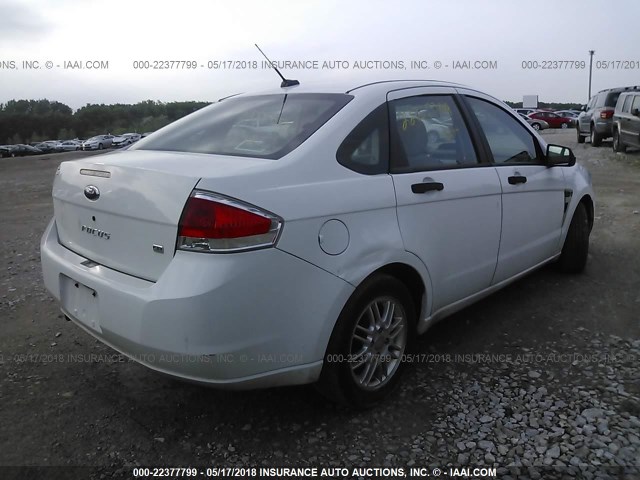 1FAHP35N88W145032 - 2008 FORD FOCUS SE/SEL/SES WHITE photo 4