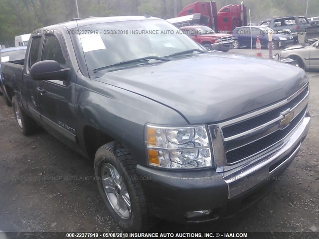 1GCRKSE31BZ225834 - 2011 CHEVROLET SILVERADO K1500 LT GRAY photo 1