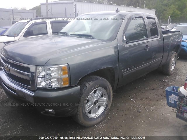 1GCRKSE31BZ225834 - 2011 CHEVROLET SILVERADO K1500 LT GRAY photo 2