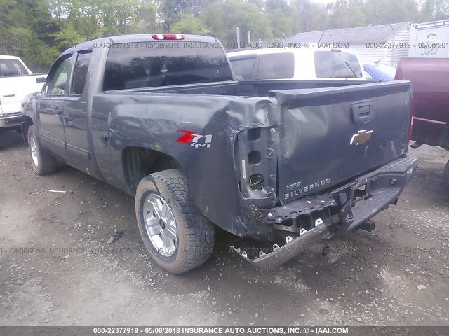 1GCRKSE31BZ225834 - 2011 CHEVROLET SILVERADO K1500 LT GRAY photo 3