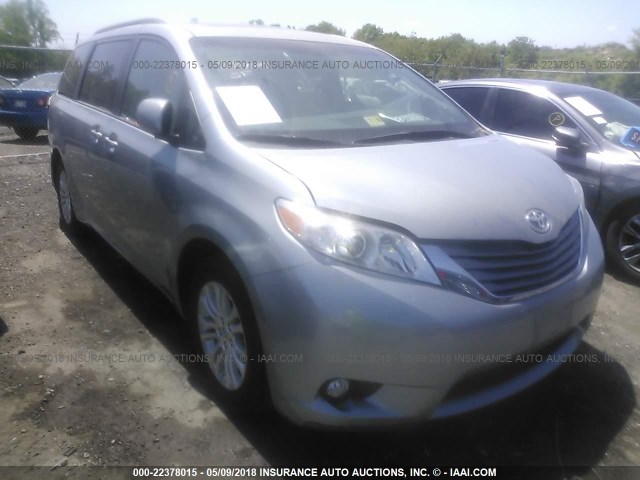 5TDYK3DC2FS658119 - 2015 TOYOTA SIENNA XLE/LIMITED SILVER photo 1