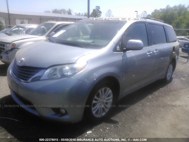 5TDYK3DC2FS658119 - 2015 TOYOTA SIENNA XLE/LIMITED SILVER photo 2