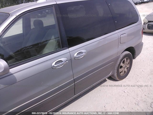 KNDUP131146561897 - 2004 KIA SEDONA EX/LX GRAY photo 6