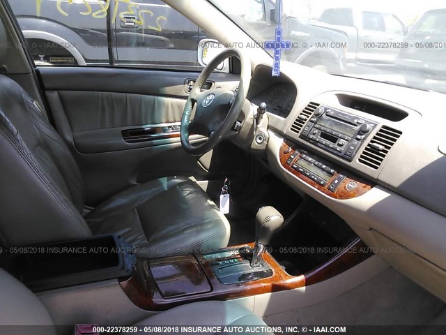 4T1BF30K82U007103 - 2002 TOYOTA CAMRY LE/XLE/SE თეთრი ფოტო 5