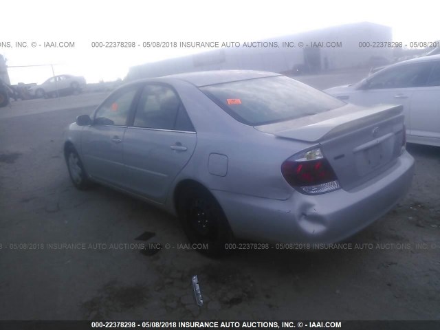 4T1BE32KX5U389624 - 2005 TOYOTA CAMRY LE/XLE/SE SILVER photo 3