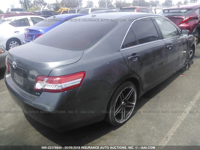 4T4BF3EK9BR112828 - 2011 TOYOTA CAMRY SE/LE/XLE ნაცრისფერი ფოტო 4