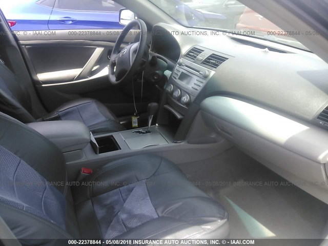 4T4BF3EK9BR112828 - 2011 TOYOTA CAMRY SE/LE/XLE ნაცრისფერი ფოტო 5