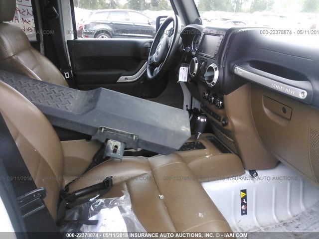 1J4BA5H15BL577022 - 2011 JEEP WRANGLER UNLIMITED SAHARA თეთრი ფოტო 5
