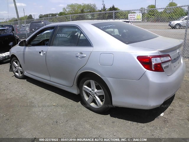 4T1BF1FK4DU223125 - 2013 TOYOTA CAMRY L/SE/LE/XLE SILVER photo 3