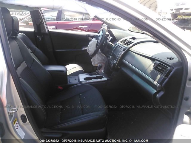 4T1BF1FK4DU223125 - 2013 TOYOTA CAMRY L/SE/LE/XLE SILVER photo 5