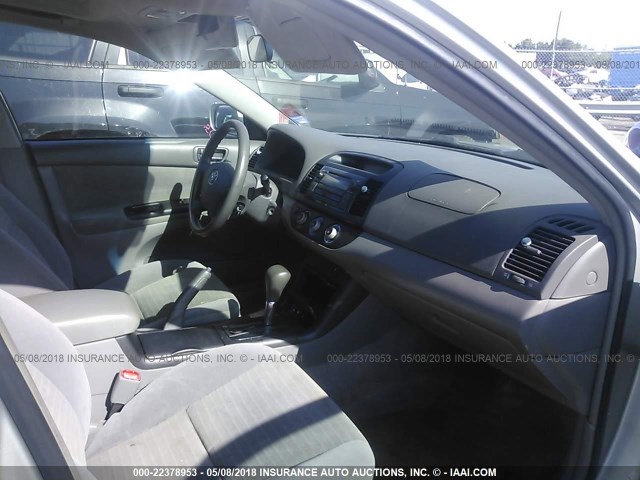4T1BE32K56U159555 - 2006 TOYOTA CAMRY LE/XLE/SE ნაცრისფერი ფოტო 5