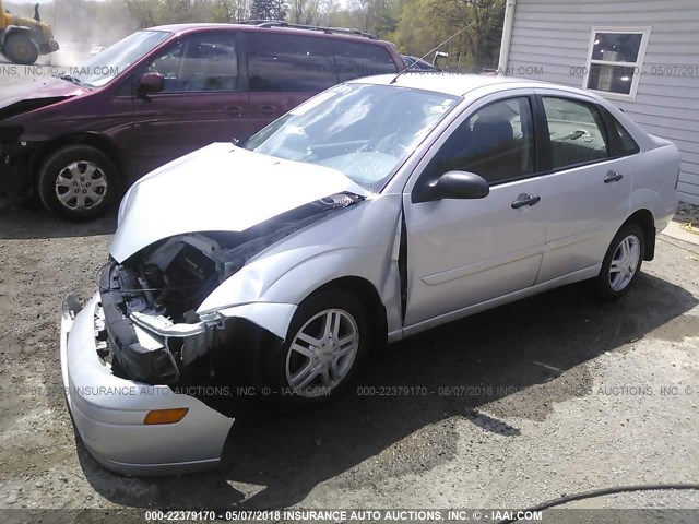 1FAFP34P71W336196 - 2001 FORD FOCUS SE/SE COMFORT SILVER photo 2