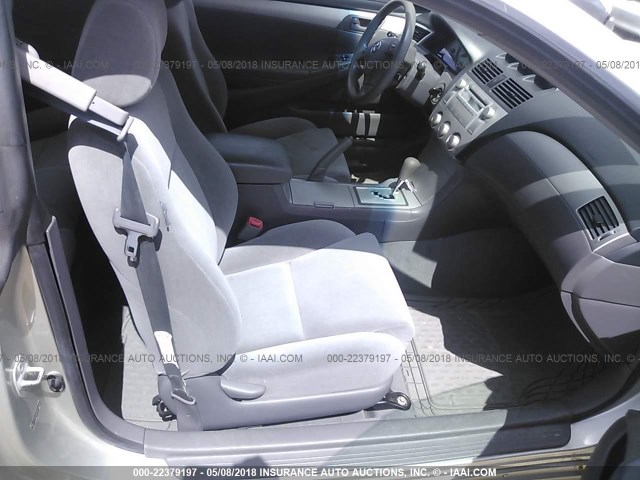 4T1CE38P56U732168 - 2006 TOYOTA CAMRY SOLARA SE/SLE ვერცხლისფერი ფოტო 5