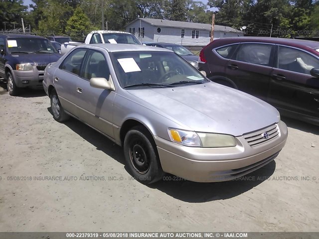 4T1BG22K0WU848987 - 1998 TOYOTA CAMRY CE/LE/XLE ვერცხლისფერი ფოტო 1