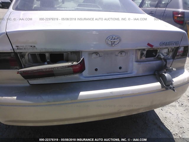 4T1BG22K0WU848987 - 1998 TOYOTA CAMRY CE/LE/XLE ვერცხლისფერი ფოტო 6
