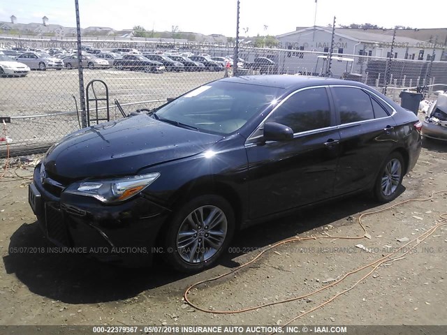 4T1BF1FK8FU076746 - 2015 TOYOTA CAMRY LE/XLE/SE/XSE BLACK photo 2