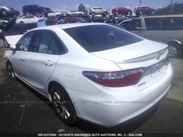 4T1BF1FK4GU555683 - 2016 TOYOTA CAMRY LE/XLE/SE/XSE WHITE photo 3