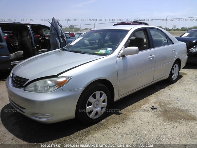 4T1BE32K52U061393 - 2002 TOYOTA CAMRY LE/XLE/SE WHITE photo 2