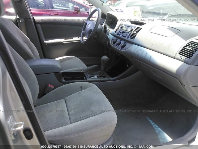 4T1BE32K52U061393 - 2002 TOYOTA CAMRY LE/XLE/SE WHITE photo 5