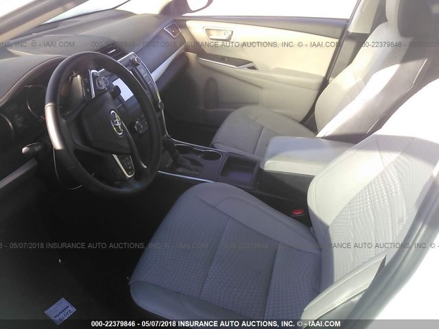 4T1BF1FK1FU071727 - 2015 TOYOTA CAMRY LE/XLE/SE/XSE WHITE photo 5
