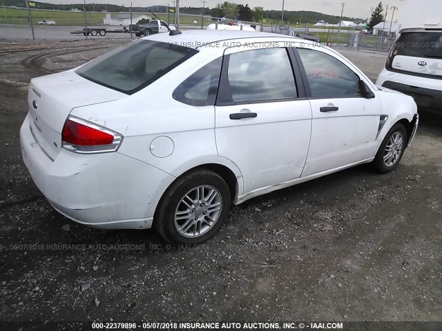 1FAHP35N28W118358 - 2008 FORD FOCUS SE/SEL/SES WHITE photo 4