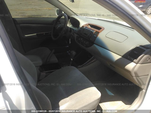 JTDBE32K940265256 - 2004 TOYOTA CAMRY LE/XLE Weiß Foto 5