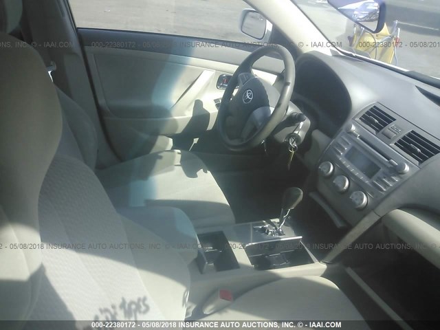4T1BK3EK9BU610095 - 2011 TOYOTA CAMRY SE/LE/XLE თეთრი ფოტო 5