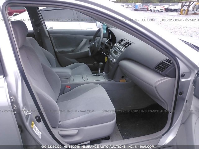 4T4BF3EK9BR151709 - 2011 TOYOTA CAMRY SE/LE/XLE SILVER photo 5