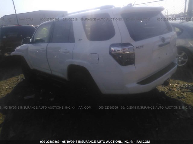 JTEBU5JR2J5510115 - 2018 TOYOTA 4RUNNER SR5 PREM/LTDL/TRAIL/TRD WHITE photo 3