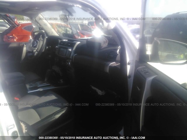 JTEBU5JR2J5510115 - 2018 TOYOTA 4RUNNER SR5 PREM/LTDL/TRAIL/TRD WHITE photo 5