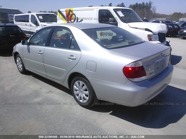 4T1BE32K75U610709 - 2005 TOYOTA CAMRY LE/XLE/SE ვერცხლისფერი ფოტო 3