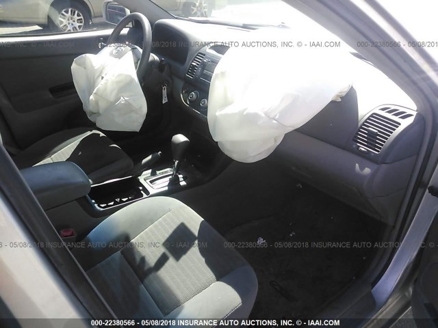 4T1BE32K75U610709 - 2005 TOYOTA CAMRY LE/XLE/SE ვერცხლისფერი ფოტო 5
