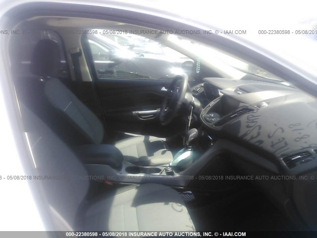 1FMCU0GX0FUC13371 - 2015 FORD ESCAPE SE WHITE photo 5