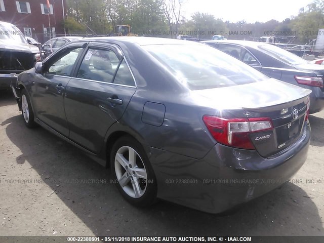 4T1BF1FK1DU230887 - 2013 TOYOTA CAMRY L/SE/LE/XLE GRAY photo 3