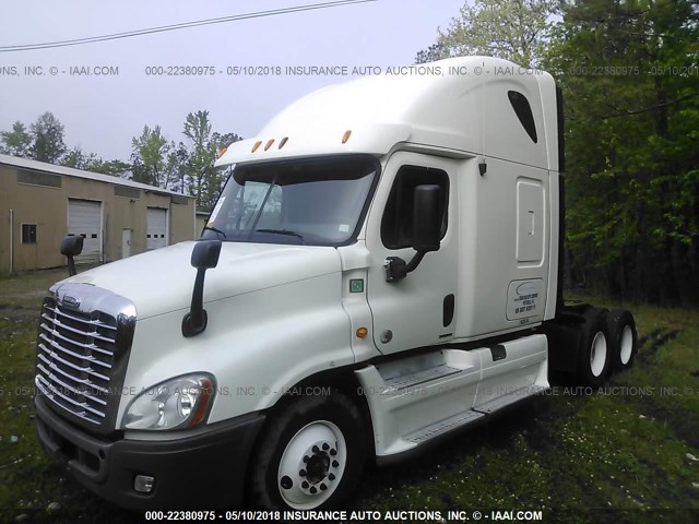 1FUJGLBG6CSBM1798 - 2012 FREIGHTLINER CASCADIA 125  WHITE photo 2