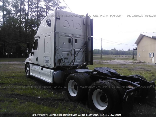 1FUJGLBG6CSBM1798 - 2012 FREIGHTLINER CASCADIA 125  WHITE photo 3