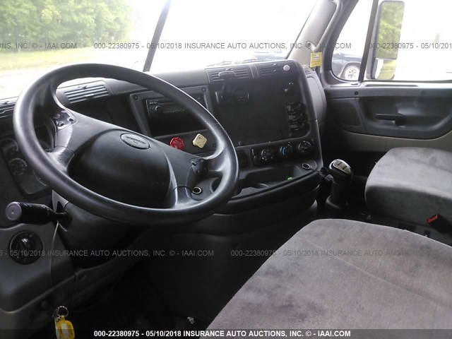 1FUJGLBG6CSBM1798 - 2012 FREIGHTLINER CASCADIA 125  WHITE photo 5