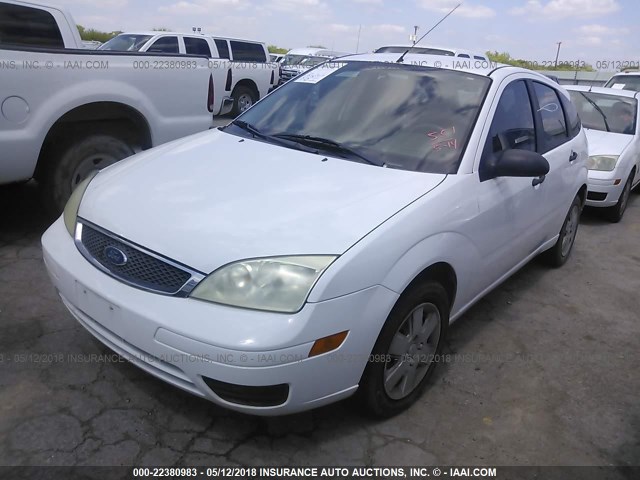 1FAHP37NX6W207380 - 2006 FORD FOCUS ZX5 WHITE photo 2