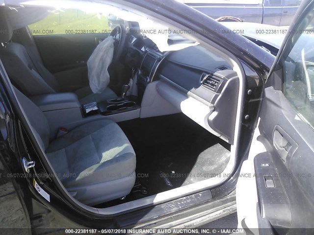 4T1BF1FK0CU159843 - 2012 TOYOTA CAMRY SE/LE/XLE შავი ფოტო 5