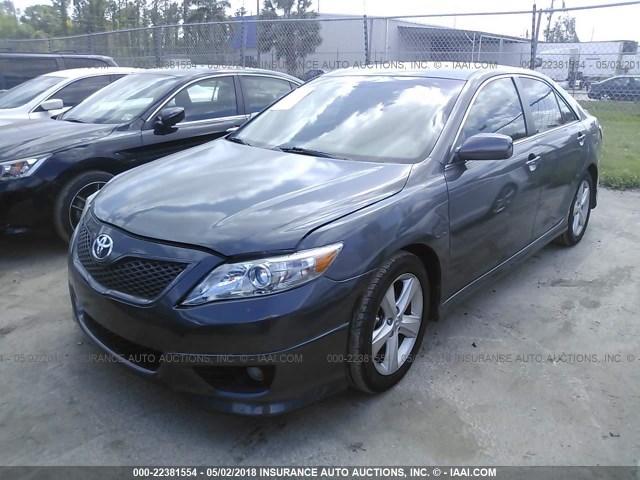 4T1BF3EK7BU214090 - 2011 TOYOTA CAMRY SE/LE/XLE GRAY photo 2