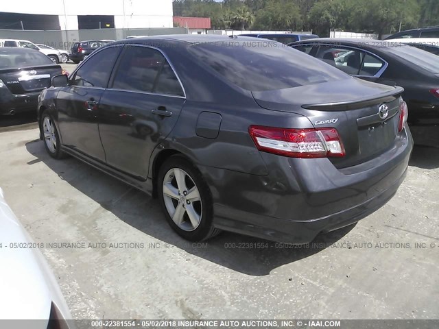 4T1BF3EK7BU214090 - 2011 TOYOTA CAMRY SE/LE/XLE GRAY photo 3