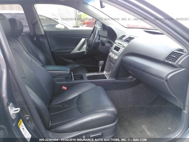 4T1BF3EK7BU214090 - 2011 TOYOTA CAMRY SE/LE/XLE GRAY photo 5