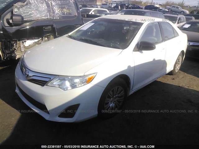 4T1BD1FK1DU091107 - 2013 TOYOTA CAMRY HYBRID/LE/XLE 白色 照片 2