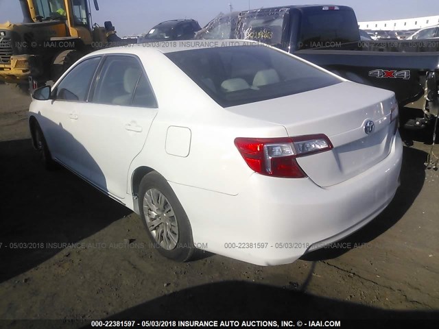 4T1BD1FK1DU091107 - 2013 TOYOTA CAMRY HYBRID/LE/XLE WHITE photo 3